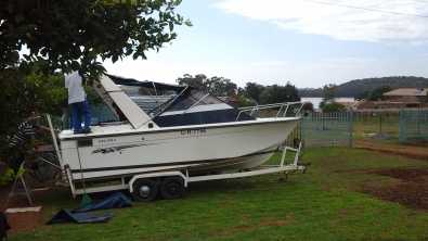 22 Bayliner Capri - Cabin Cruiser