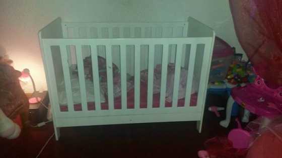 2nd hand white wooden cot 4 sale