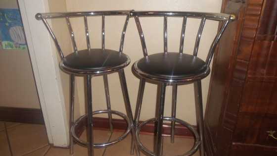 2x chrome bar chairs, swivel-type