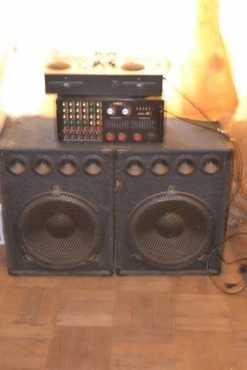 2x Speaker te koop met Omega Amp