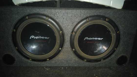 2x1000x pioneer subs in box with 2700w amp