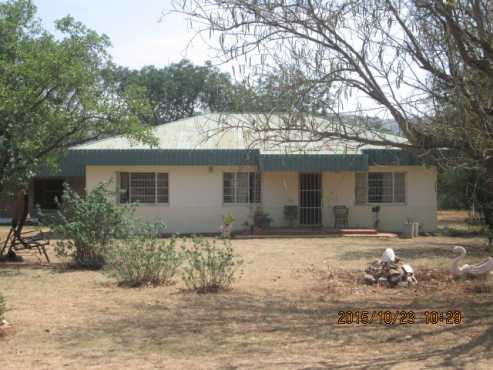 3 bed house plus 2 bed unfinnished house and chicken run 8km West of Ptretoria