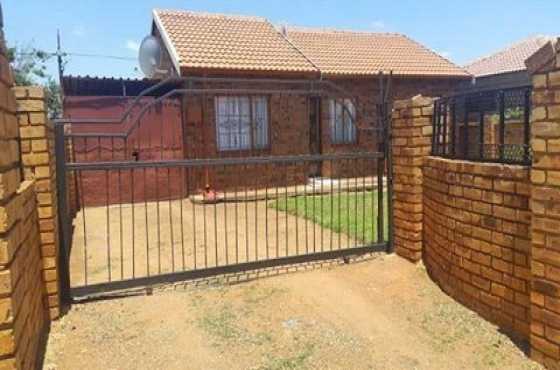 3 bedroom home in Lakeside proper. Meyerton