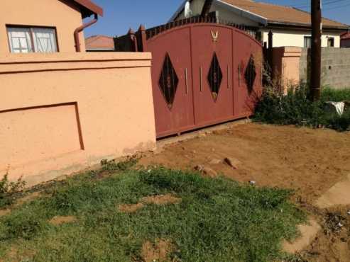 3 bedroom house in Mahube Valley ext 3 - bargain