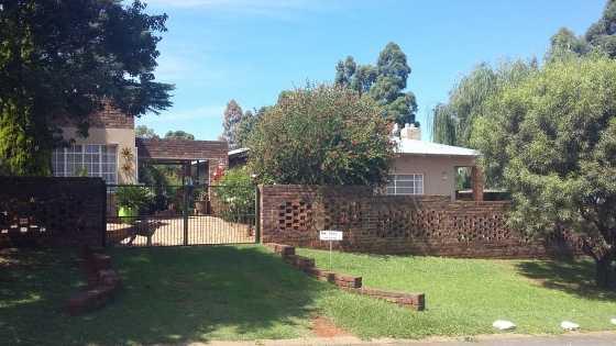 3 Bedroom House with 2 Bedroom Garden Cottages For Sale in Heidelberg, Gauteng