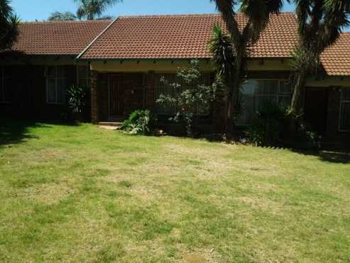 3 Bedroom house with  flat Kemptonpark