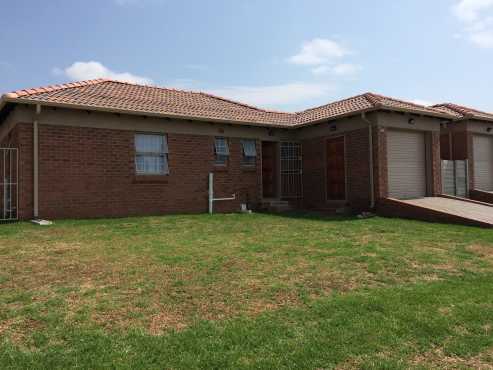 3 bedroom to rent in Amberfield