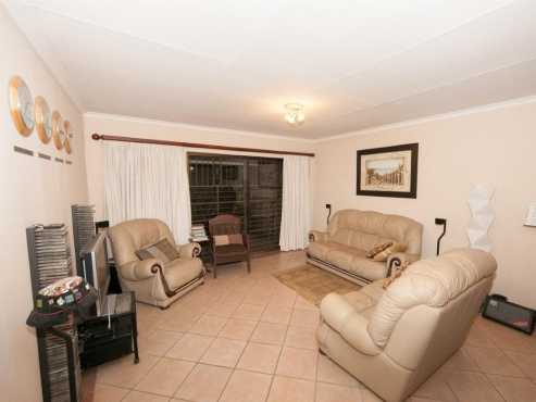 3 Bedroom Townhouse to Rent in Die Hoewes