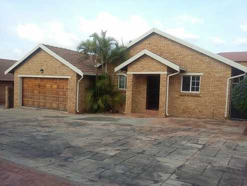 3 BEDROOM2 FULL BATHROOMS DOUBLE GARAGE SIMPLEX TOWNHOUSE  TO RENT IN AMBERFIELD GLEN