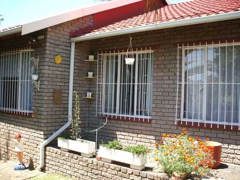 3 Bedrooms 2 Bathrooms Face brick Townhouse for sale  in Discovery Rooderpoort