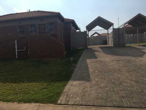 32 Bedroom House to  rent  in Thatch  Hill  Estate near  Heuweloord