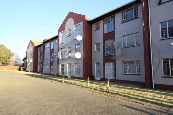 3B1B ground floor unit in access controlled Complex in Kemptonpark