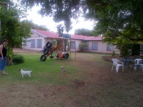 4 bed House, 2 flats, 3 chicken runs 12km West of Pretoria