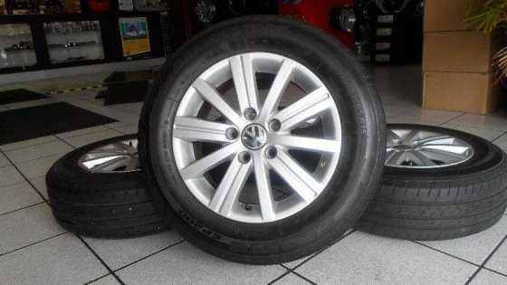 4 rims met tyers 2 van die bande is glad goeie cond