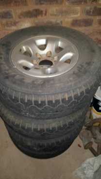 4x rims met tyres vir ford of mazda