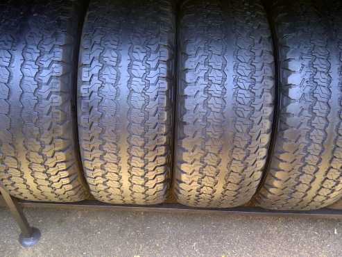 4xGoodyear Wrangler ATSA tyres 2556517,50 percent tread