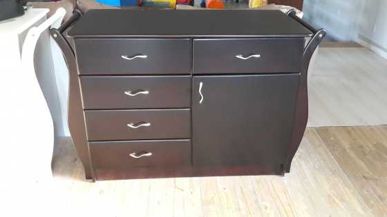 5 Drawer Mahogany display compactum