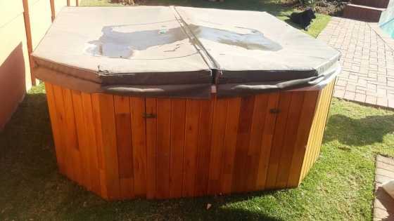 5 seater jacuzzi in hout raam