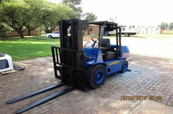 5 TON FORKLIFT (3 STAGE LIFT) for sale