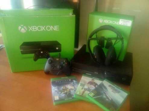 500GB xbox one  2 Controllers  3 games  camera and headset HOT