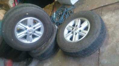 5x brigestone toyota hilux mags en tyres