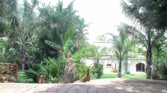 6 Bedroom Farm-Style Home with Mountain View Pretoria East