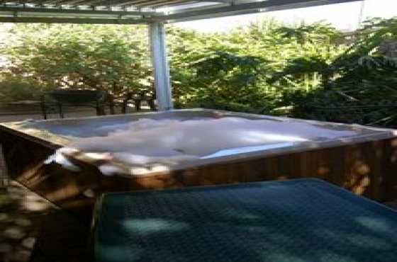 6 SEATER FULLY FUNCTIONAL JACCUZZI WESTTARND AREA