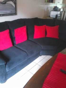 6PIECE CONCORD HOEK STEL TE KOOP with red pillows .