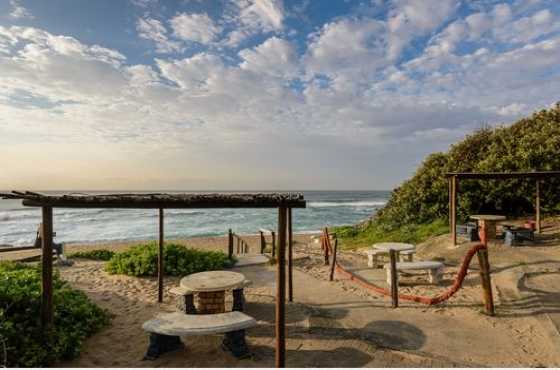 7 Sleeper Holiday unit on Pumula Beach Hibberdene  R700 per night