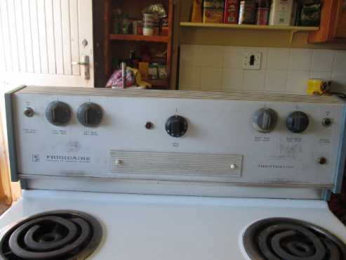 76cm Frigidaire stove (needs new oven thermostat)