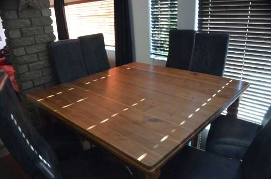 8 Seater dinning room set with leather chairs