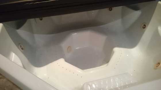 8 SEATER JACUZZI WITH EXTRAS