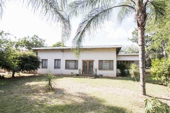 8,5Ha Farm North near Pta with 3 Bedr House and 2Bedr flat NOW at ONLY R955 000 (Was R998 000)