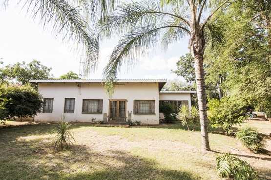 8,5Ha Farm North near Pta with House and flat at ONLY R998000