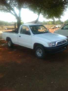 99 HILUX 2 L PETROL