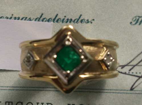 9ct gold and white gold ring with emerald and two 0,04 ct diamonds