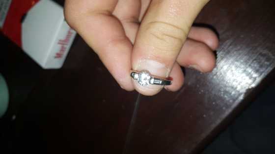 9ct white gold ring, urgent sale. Call me on 0636003038