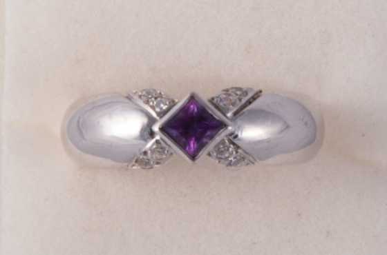 9ct White Gold Ring with 1 x Center Amethyst amp 8 x Cubic Zirconias