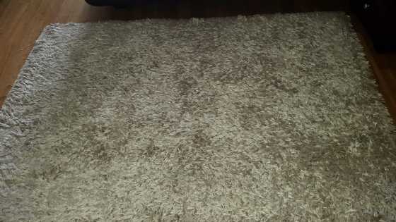 A 215cm X 160cm carpet for sale. the carpet is in Excellent condition.