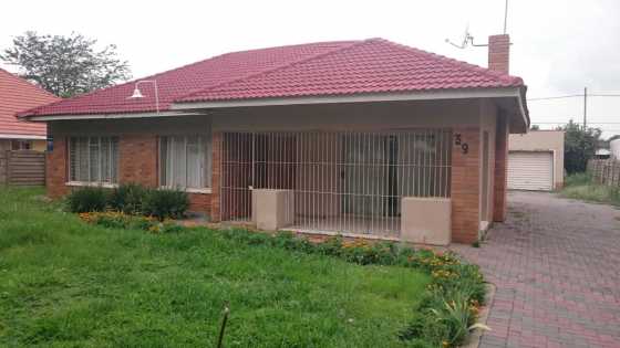A neat 3 bedroom house in 3 rivers ext 2 Vereeniging for sale.