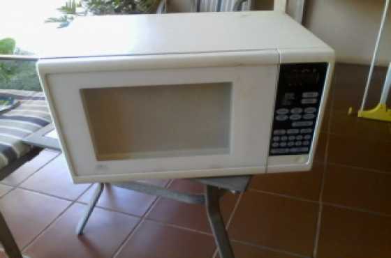 Aim 900 watt microwave oven