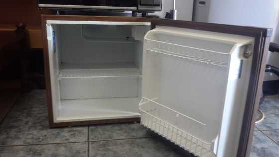 aKic bar fridge 116L.