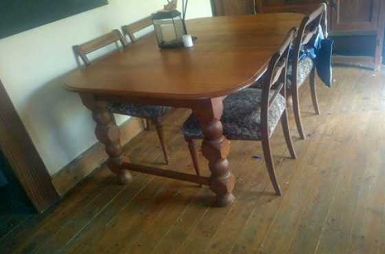 Antique Dinning Room Table with 4 Chairs