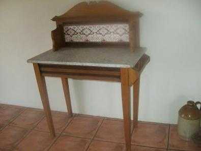 ANTIQUE WASHING TABLE