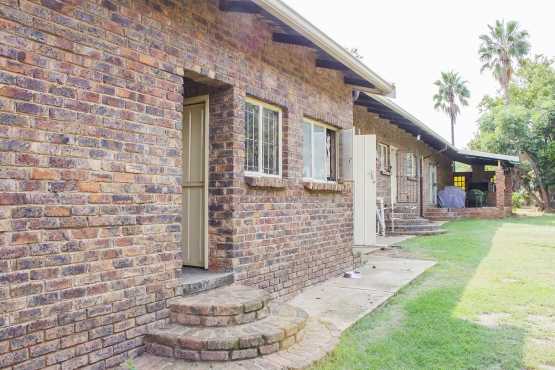 Apies RIVERFRONT 2,5Ha Plot with 4 Bedr 2 Bathr House 25km North of Pta for ONLY R999 000