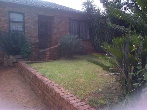 Att STUDENT or Single person - Small Cottage to rent near Eastgate, Bedfordview  Bruma, Jhb CBD.