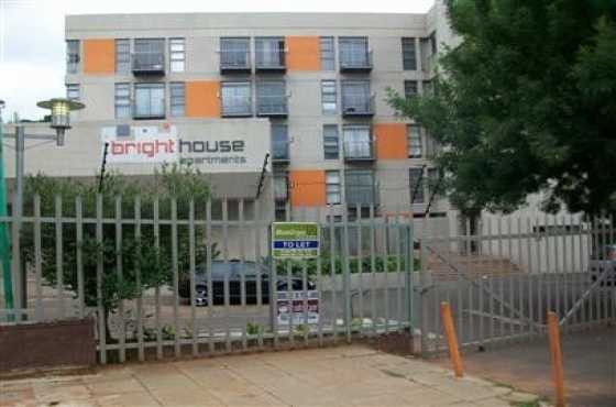 Auckland Park Bright house open plan studio unit to let for R4180