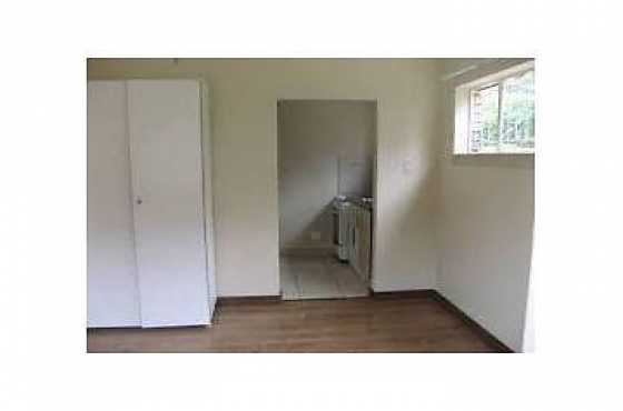 Auckland Park open plan studio garden cottage to let for R3500 no pets, parking or kids ideal for st