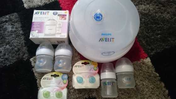 AVENT MICROWAVE BOTTLE STERILIZER AND 5 BRAND NEW BOTTLES