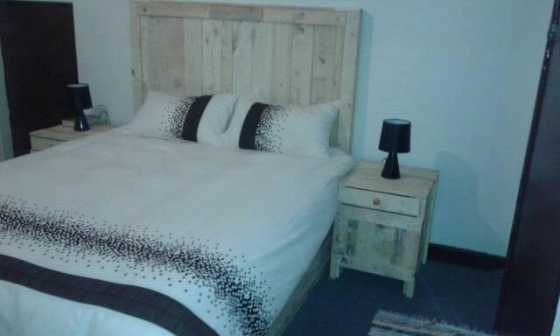 Bace conversion, headboard en bedkassies vir klint gemaak